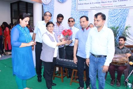 Chief Guest Ms. Nishu Singal, Director Social Welfare being presenting bouquet by visually challenge