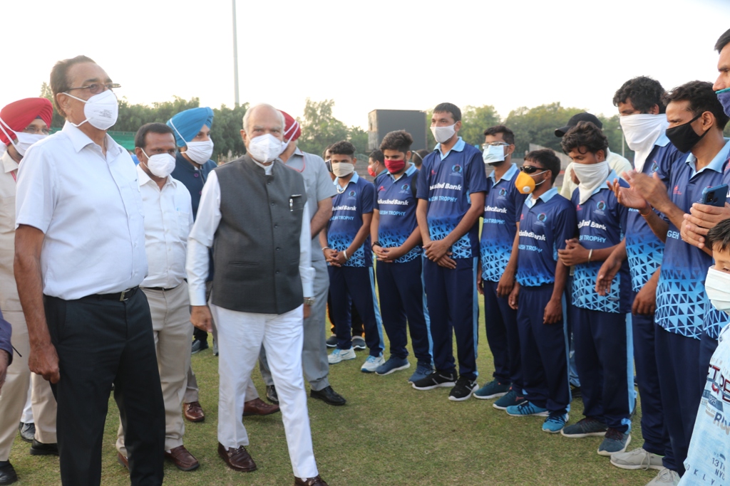 Hon’ble Governor of Punjab applauding the participating teams of Blind Cricket tournament