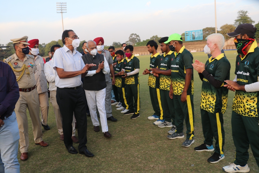 Hon’ble Governor of Punjab applauding the participating teams of Blind Cricket tournament