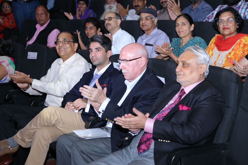 L-R – Hon. President Shri Vinod Chadha, Mr. Abhinav Bindra, CEO Amway, Dr. Apjit Bindra