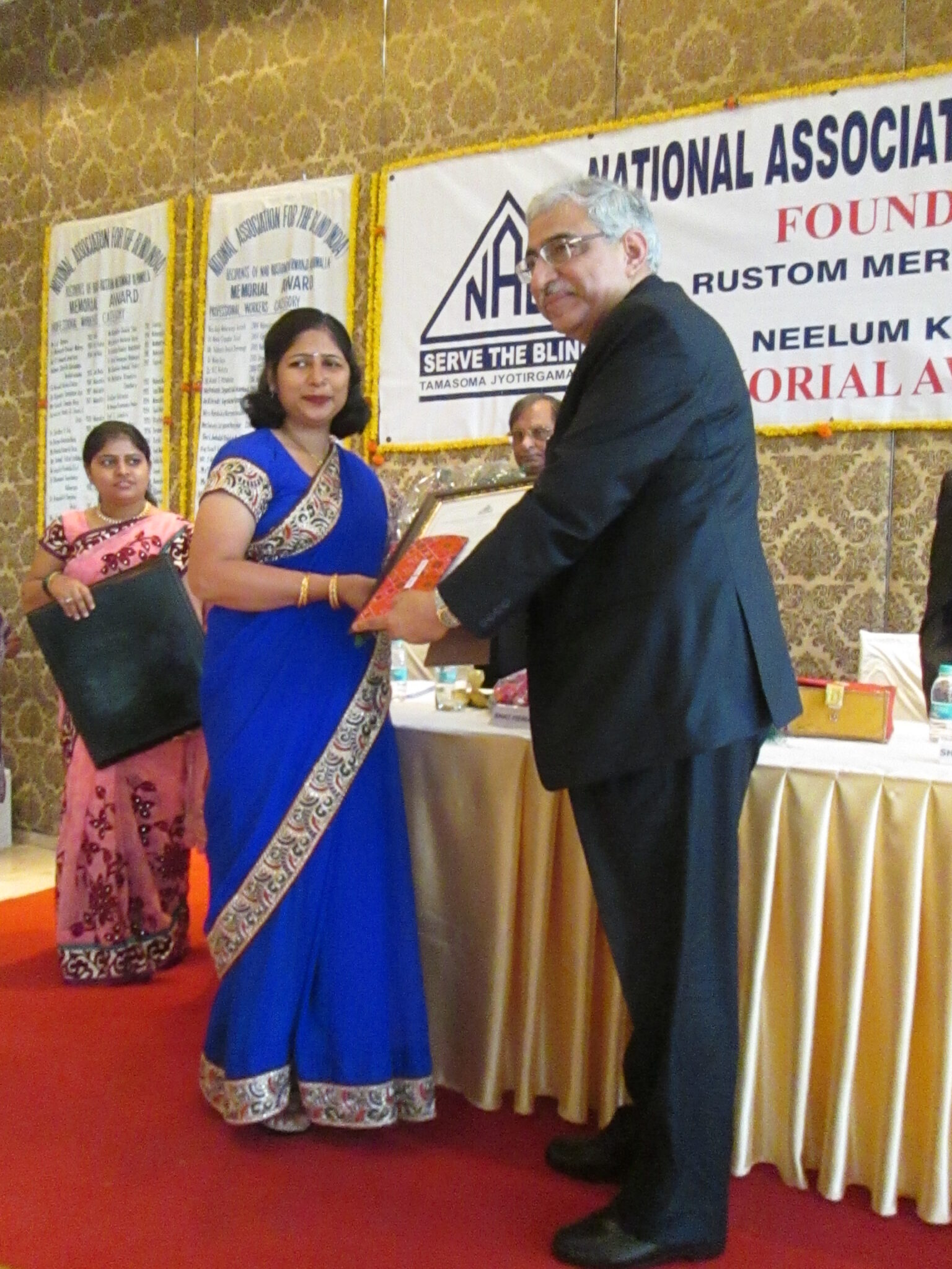 Mrs. Vanita Arya of NAB getting Neelum Kanga National Award in Mumbai from Sh Malla, MD, IDBI LTD