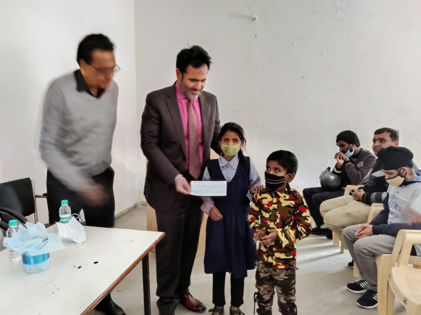 Sh Sarpreet Singh Gill, IAS, Secretary Education, UT Chandigarh handing over the scholarships to the beneficiaries