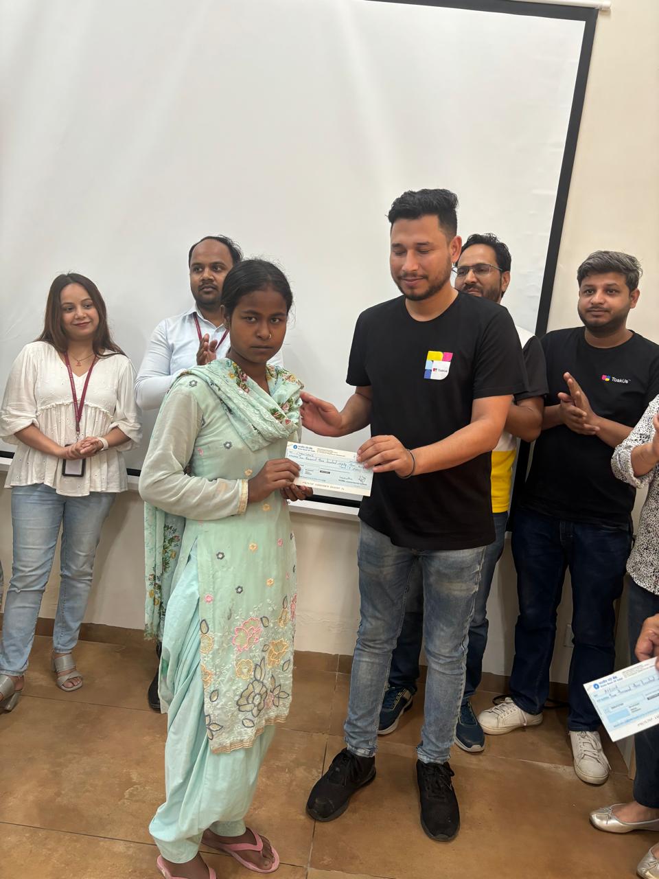 Scholarship distribution on 6.07 (27)